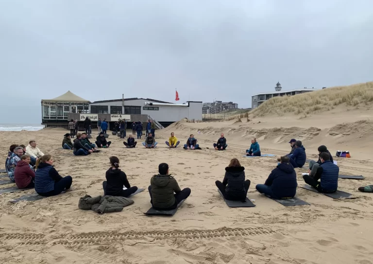 Workshop yoga op het strand unieke workshop mindfulness ontspannen uitje